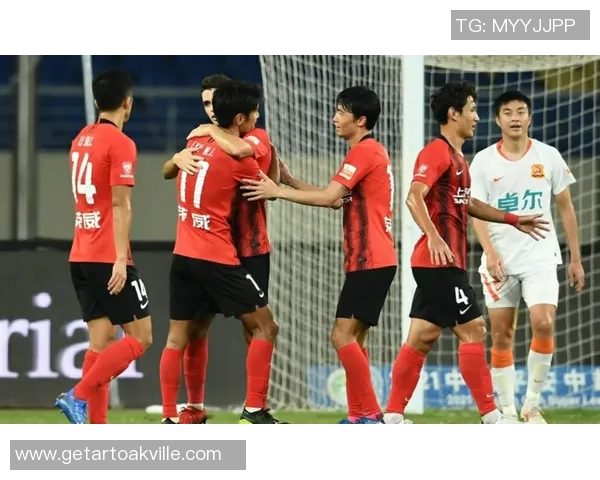 重庆足球队战术之争引发热议球迷与专家各执己见分析战术优劣